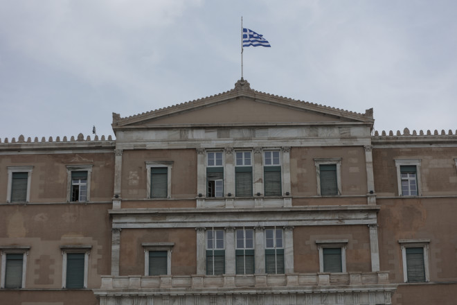 Mεσίστια η σημαία στη Βουλή για το τριήμερο εθνικό πένθος για το σιδηροδρομικό δυστύχημα στα Τέμπη- Eurokinissi