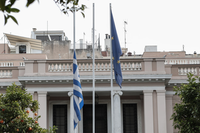 Mεσίστια η ελληνική σημαία στο Μαξίμου για το τριήμερο εθνικό πένθος για το σιδηροδρομικό δυστύχημα στα Τέμπη- Eurokinissi