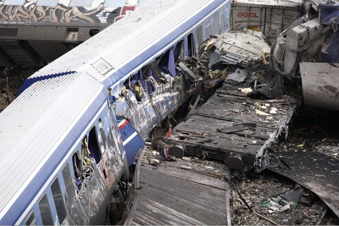 Τραγωδία στα Τέμπη με σύγκρουση δύο τρένων