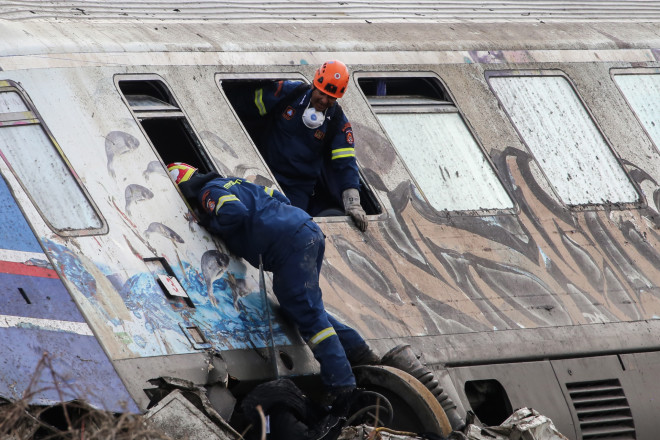 Οι ελπίδες για να βρεθούν ζωντανοί μέσα στα συντρίμμια των τρένων είναι μηδαμινές - Eurokinissi