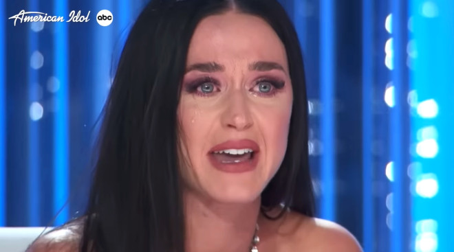 Οι άλλοι δύο κριτες έσπευσαν να καθησυχάσουν την Κέιτι Πέρι όταν ξέσπασε σε κλάματα