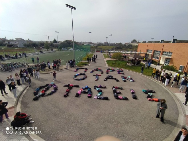 Στο Μεσολόγγι, μαθητές του 2ου Γυμνασίου σχημάτισαν με τις τσάντες τους στο προαύλιο του σχολείου τους, τη φράση «Πάρε όταν φτάσεις».