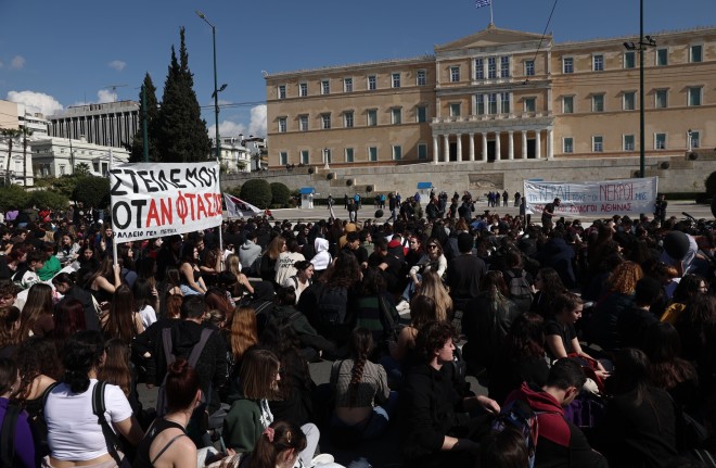 Kαθιστική διαμαρτυρία πραγματοποίησαν οι φοιτητές έξω από τη Βουλή/ ΙΝΤΙΜΕ