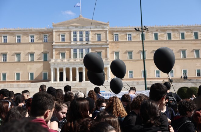 Μαύρα μπαλόνια κρατούσαν οι φοιτητές στη διαμαρτυρία για τα Τέμπη/ ΙΝΤΙΜΕ
