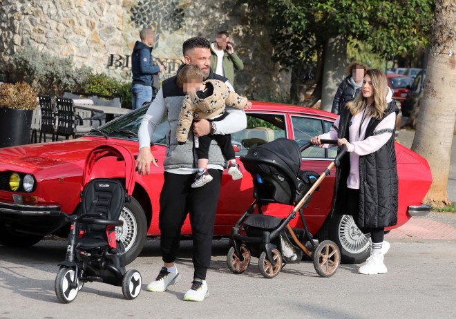 Ο Κώστας Σόμμερ και η Βαλεντίνη Παπαδάκη σε μια οικογενειακή βόλτα με τα παιδιά τους -1