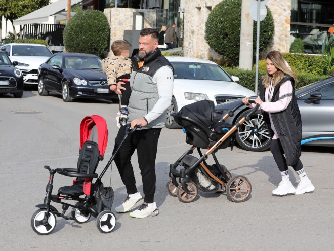 Ο Κώστας Σόμμερ και η Βαλεντίνη Παπαδάκη σε μια οικογενειακή βόλτα με τα παιδιά τους -3