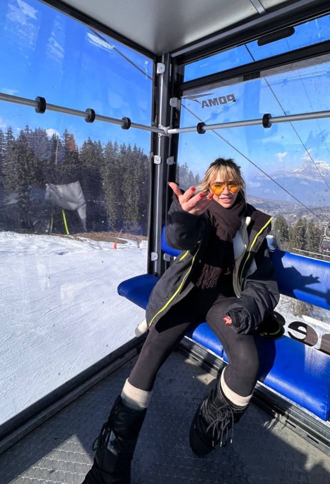 H Κόνι Μεταξά με ski look στο τελεφερίκ 