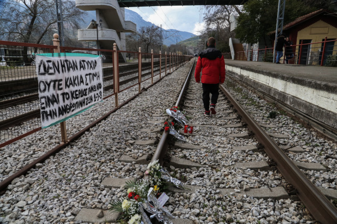 Λουλούδια για τα θύματα της τραγωδίας των Τεμπών στις ράγες του σταθμού της Λάρισας/ Eurokinissi