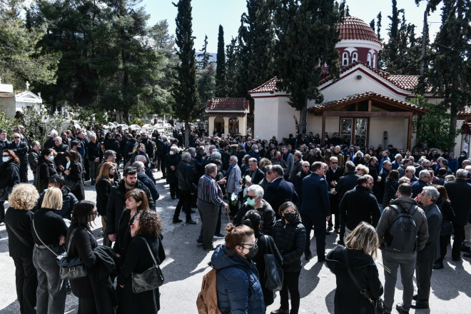 Πλήθος κόσμου στην κηδεία του 35χρονου μηχανοδηγού που τελέστηκε στην Καισαριανή/ Eurokinissi