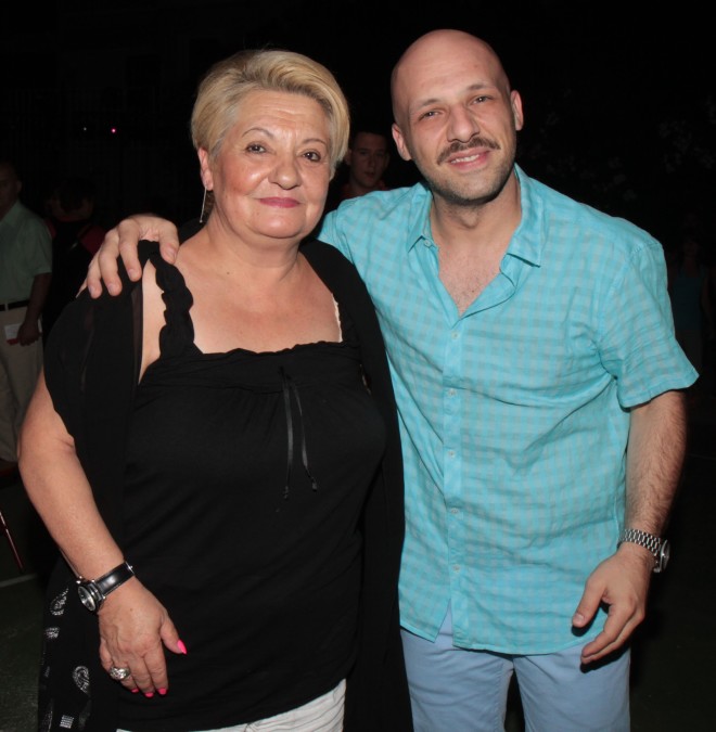 Ο Νίκος Μουτσινάς με την αείμνηστη μητέρα του, Φρόσω, το 2012
