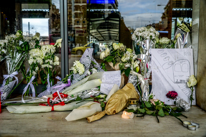 Λουλούδια και σημειώματα στον σταθμό Λαρίσης, στη μνήμη των θυμάτων της πολύνεκρης τραγωδίας στα Τέμπη/ Εurokinissi