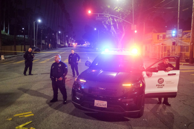 Aστυνομικές δυνάμεις του L.A στο σημείο όπου τραυματίστηκαν αστυνομικοί/ AP Photo/Ringo H.W. Chiu