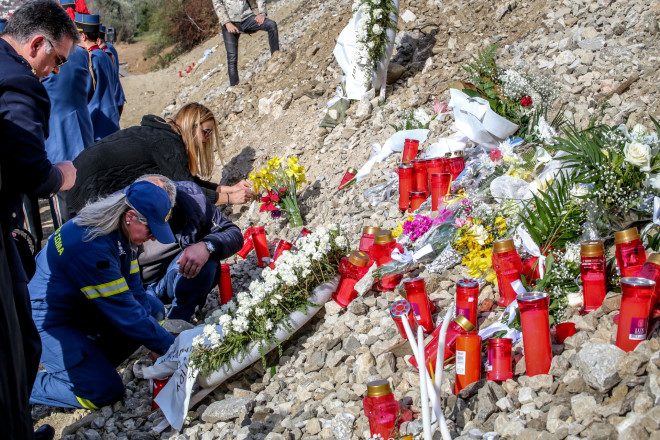 Λουλούδια, κεράκια και σημειώματα στον τόπο της τραγωδίας στα Τέμπη για τα 57 θύματα/ Eurokinissi