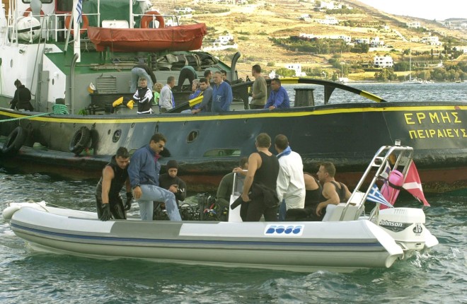 Απόπειρα των δυτών να προσεγγίσουν το ναυάγιο του Σάμινα στην Πάρο/ Eurokinissi Τατιάνα Μπόλαρη 29/9/2000