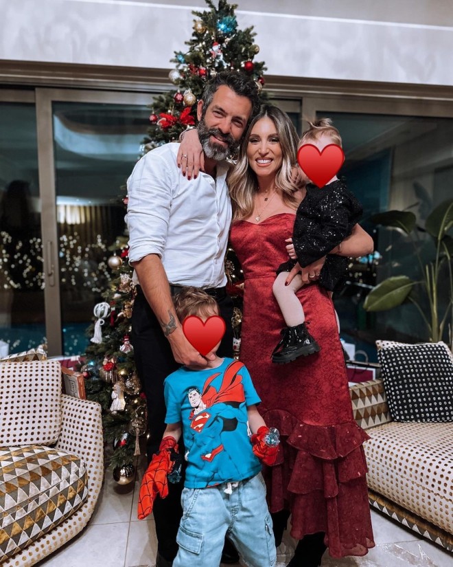 Χριστουγεννιάτικη φωτογραφία της οικογένειας Μιχόπουλου-Οικονομάκου 