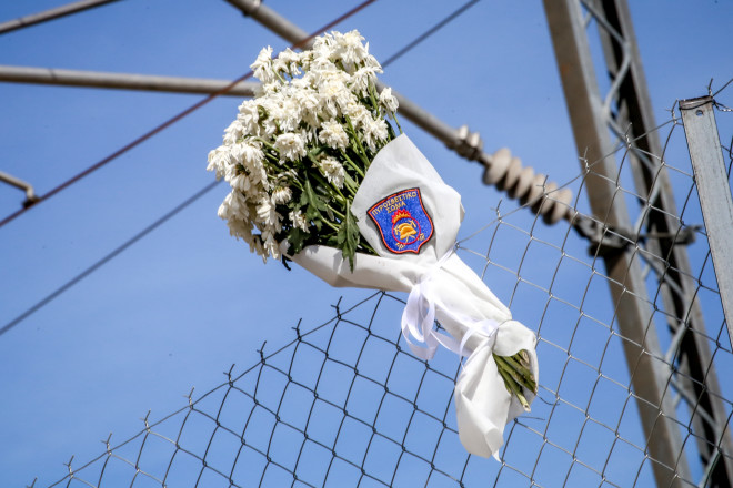 Λουλούδια από το Πυροσβεστικό Σώμα στον τόπο της τραγωδίας στα Τέμπη/ Eurokinissi Tζέκας Λεωνίδας