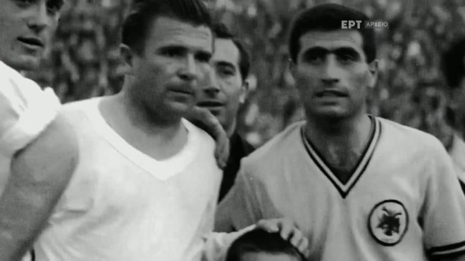 Ο Μίμης Παπαϊωάννου έγραψε ιστορία παίζοντας ποδόσφαιρο με τη φανέλα της ΑΕΚ