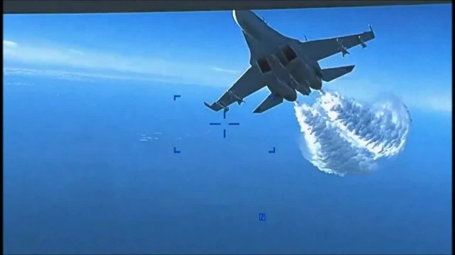 H στιγμή που το ρωσικό μαχητικό αεροσκάφος Sukhoi SU-27 φαίνεται να πλησιάζει και να ρίχνει καύσιμα- εικόνα από βίντεο ΑΡ