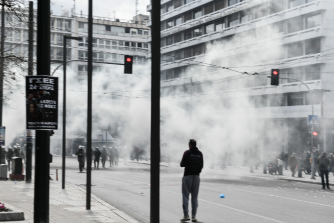 50 άτομα περίπου άρχισαν να πετούν βόμβες μολότοφ και πέτρες εναντίον αστυνομικών κατά τη διάρκεια της πορείας για τα Τέμπη - Eurokinissi 