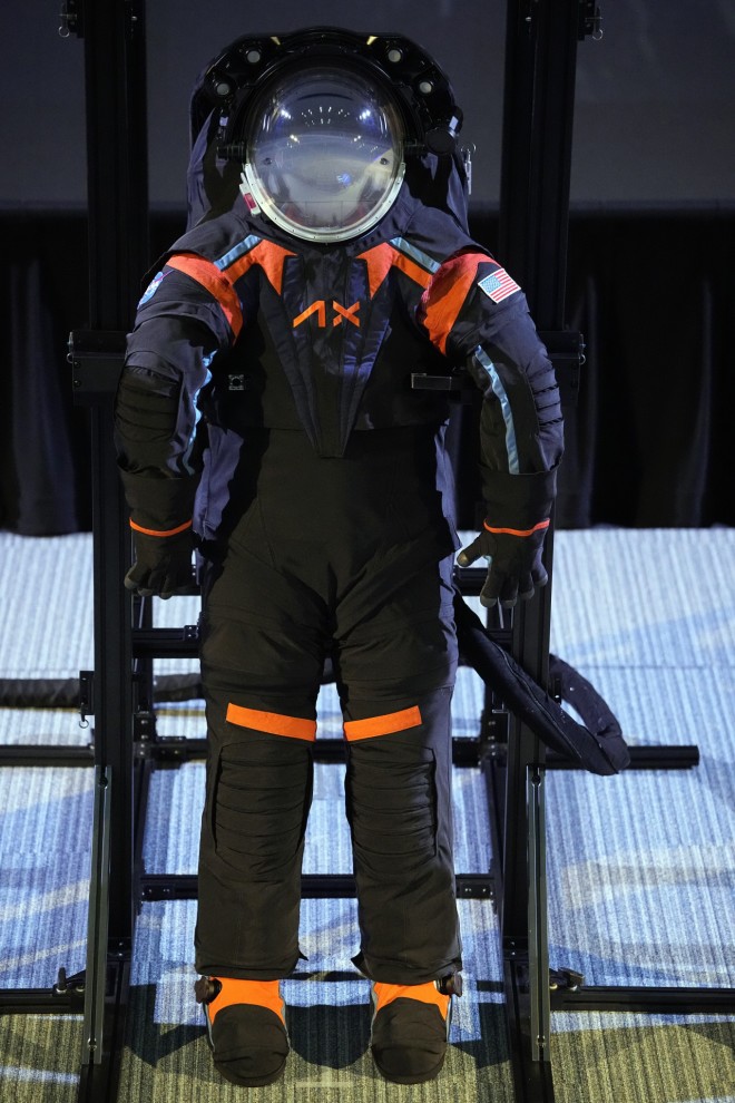 H νέα διαστημική στολή των αστροναυτών της NASA - AP Photo/David J. Phillip