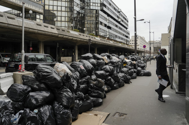Τόνοι σκουπιδιών έχουν γεμίσει τους δρόμους του Παρισιού λόγω της απεργίας των εργαζομένων/ ΑΡ Lewis Joly