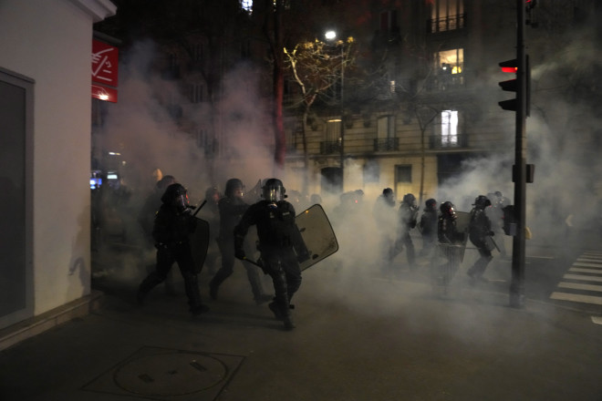Τα συνδικάτα αντιδρούν στο... «πραξικόπημα» Μακρόν, ενώ η κυβέρνηση της Γαλλίας βρίσκεται αντιμέτωπη με δύο προτάσεις μομφής - AP