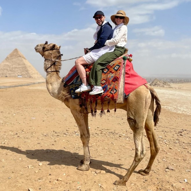 Η Καλομοίρα στην καμήλα με τον σύζυγό της, Γιώργο Μπούσαλη