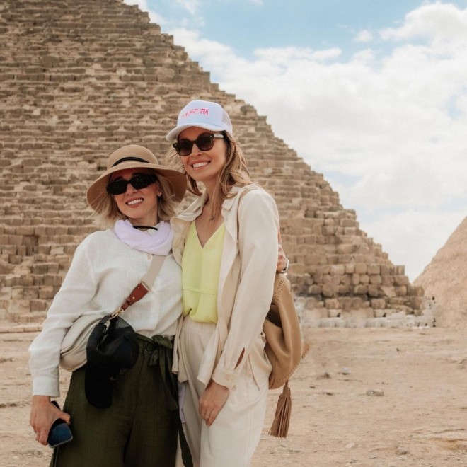 Καλομοίρα & Μαριέττα Χρουσαλά με φόντο τις Πυραμίδες! 