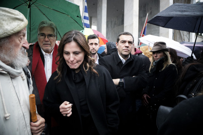 Η Μπέτυ Μπαζιάνα και ο Αλέξης Τσίπρας στην κηδεία του Θάνου Μικρούτσικου, το 2019/ Eurokinissi Παναγόπουλος Γιάννης