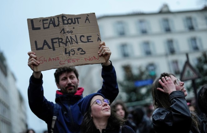 Γαλλία: Πυρ ομαδόν κατά του Μακρόν από κόμματα της αντιπολίτευσης και συνδικάτα