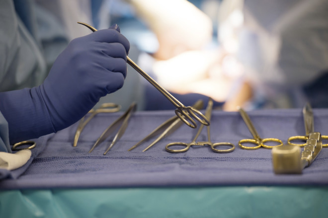 Χειρουργικά εργαλεία κατά τη διάρκεια επέμβασης για μεταμόσχευση νεφρού/ ΑΡ Molly Riley