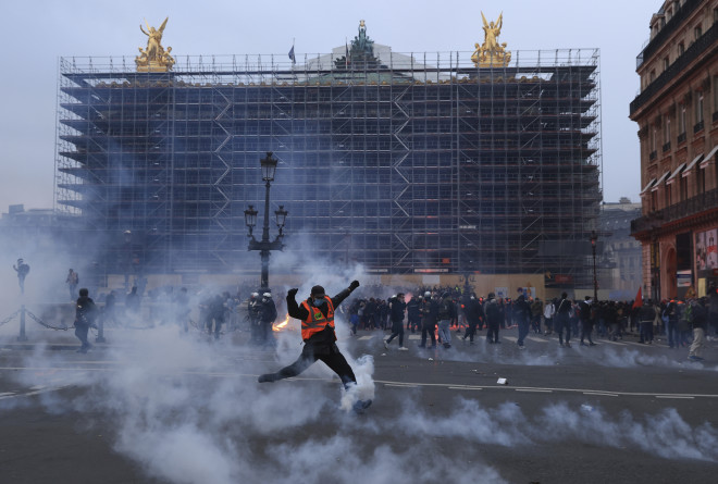 Δακρυγόνα στο Παρίσι στις διαδηλώσεις για το συνταξιοδοτικό AP Photo/Thomas Padilla