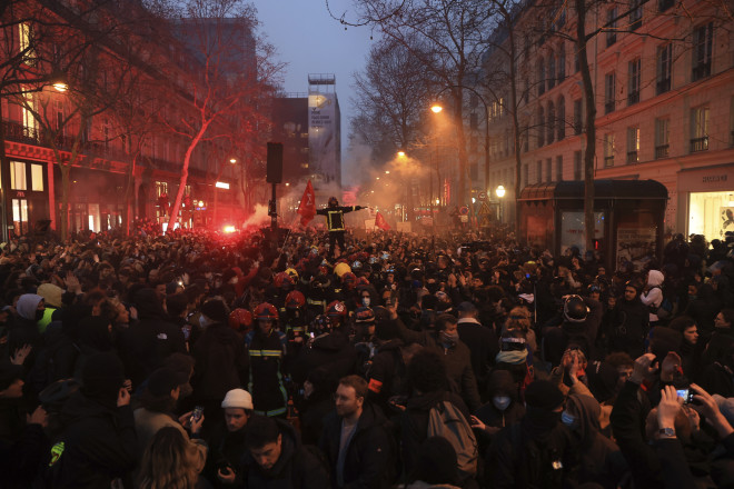 Μεγάλες διαδηλώσεις στο Παρίσι και σε άλλες γαλλικές πόλεις κατά της συνταξιοδοτικής μεταρρύθμισης του Εμανουέλ Μακρόν