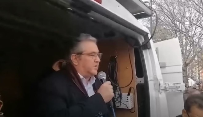 Ο Δημήτρης Κουτσούμπας του ΚΚΕ μιλά στα γαλλικά σε Γάλλους διαδηλωτές