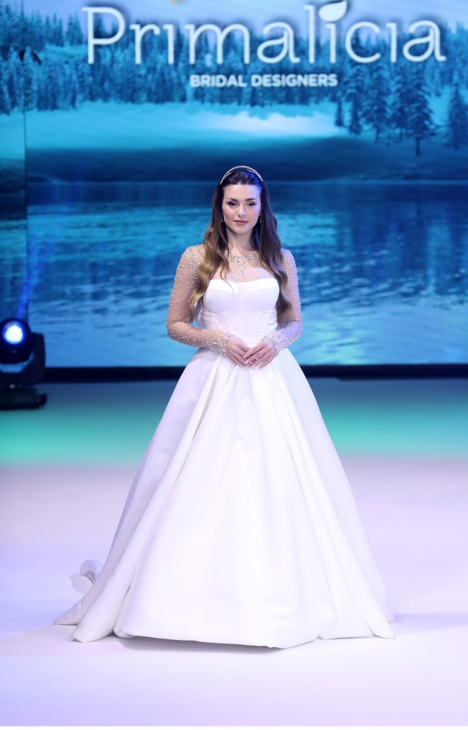 Η Ιωάννα Σιαμπάνη φορά χειμερινό νυφικό στο ετήσιο bridal show