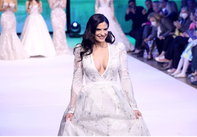 Η Χριστίνα Μπόμπα ντύνεται νυφούλα για ένα εντυπωσιακό catwalk