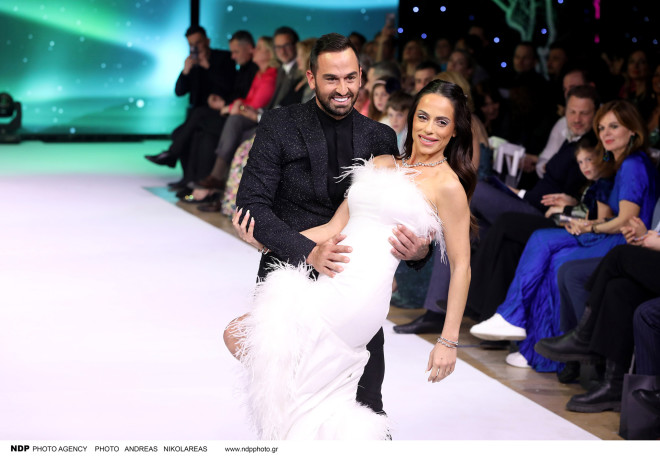 H Μαρία Αντωνά και ο Άρης Σοϊλέδης ντυμένοι νύφη και γαμπρός στο Yes I Do Catwalk
