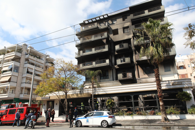 Η φωτιά από τον εμπρησμό στο εστιατόριο πολύ γρήγορα επεκτάθηκε στους επάνω ορόφους του κτιρίου/  Eurokinissi Παναγόπουλος Γιάννης