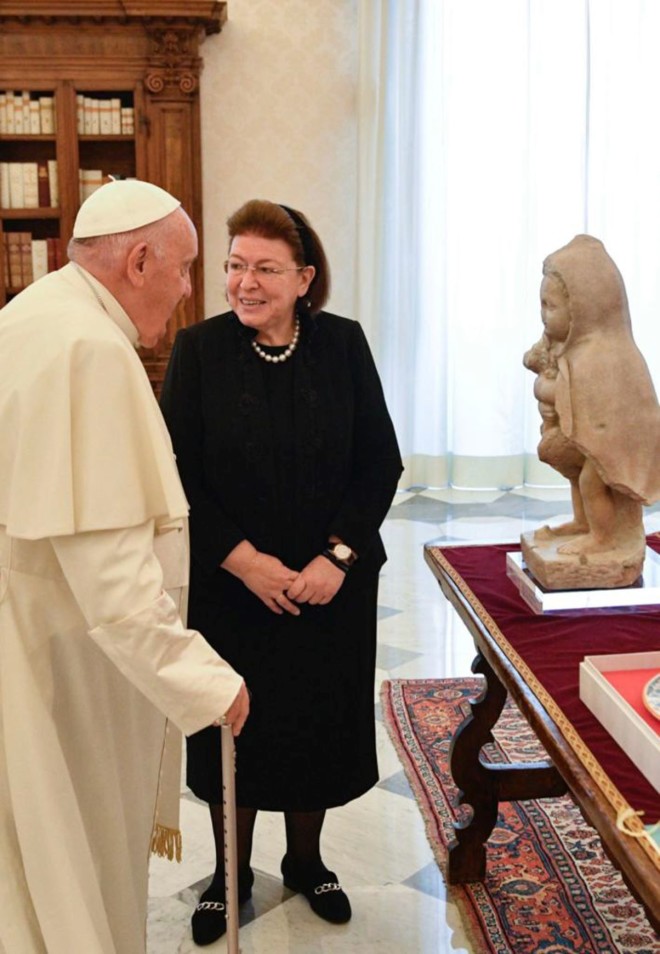 Πάπας Φραγκίσκος: Το αντίγραφο αγάλματος που του χάρισε η Λίνα Μενδώνη  