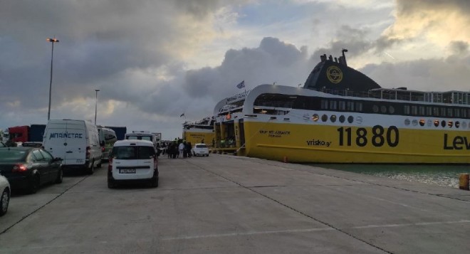 Κυλλήνη: Ταλαιπωρία για τους επιβάτες των πλοίων που συγκρούσθηκαν  