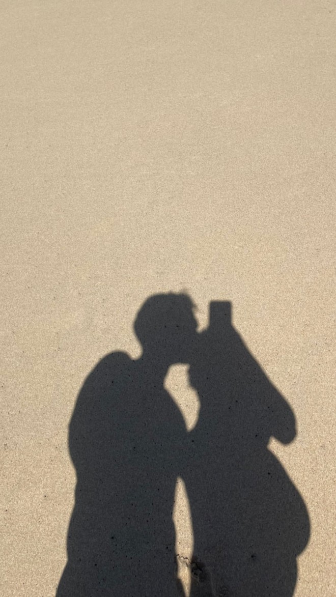 Γαρυφαλλιά Καληφώνη - Χρήστος Μάστορας: Το τρυφερό φιλί σε εξωτική παραλία!