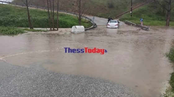 Δρόμοι μετατράπηκαν σε λίμνες στη Θεσσαλονίκη - Thesstoday.gr