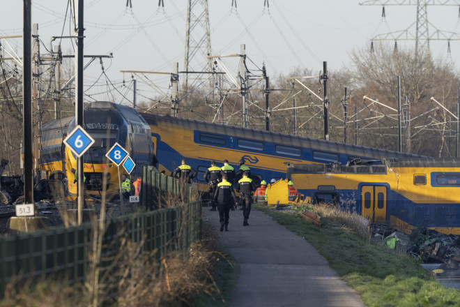 To επιβατικό τρένο στην Ολλανδία συγκρούστηκε με ένα μηχάνημα έργου που βρισκόταν πάνω στις ράγες - AP