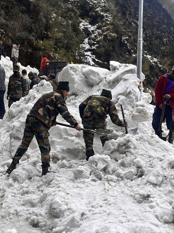 Επιχείρηση απεγκλωβισμού στο σημείο όπου χιονοστιβάδα παρέσυρε τουρίστες/ ΑΡ Indian Army