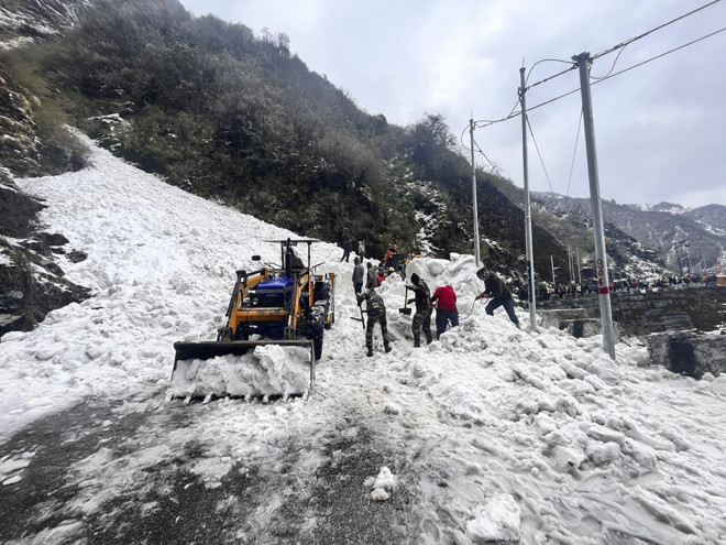 Επιχείρηση απεγκλωβισμού στο σημείο όπου χιονοστιβάδα παρέσυρε τουρίστες/ ΑΡ Indian Army