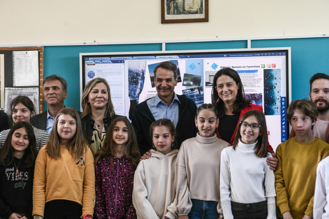 Ο πρωθυπουργός, Κυριάκος Μητσοτάκης, η υπουργός Παιδείας, Νίκη Κεραμέως, η υφυπουργός Παιδείας, Ζέττα Μακρή, και δάσκαλοι και μαθητές του 7ου δημοτικού σχολείου Αγίων Αναργύρων