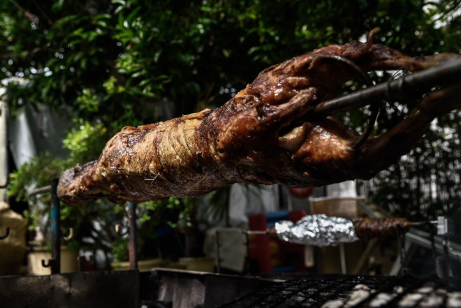 Παραδοσιακό έθιμο το σούβλισμα του οβελία την Κυριακή του Πάσχα- Εικόνα από την Πρέβεαζα/ Eurokinissi Γιώργος Ευσταθίου