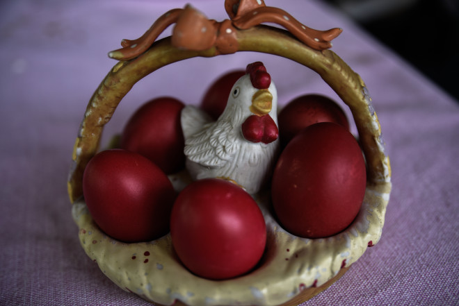 Το τσούγκρισμα των κόκκινων αυγών συμβολίζει τη γέννηση/ Eurokinissi Γιώργος Ευσταθίου