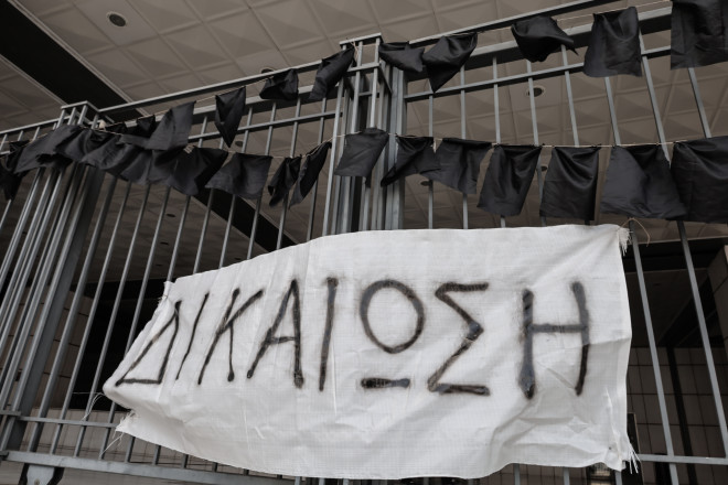 Πανό που γράφει ΔΙΚΑΙΩΣΗ στη δίκη για το Μάτι/ Eurokinissi Κώστας Τζούμας