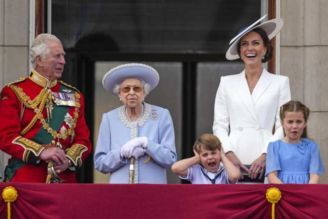 Στον αέρα είναι ακόμη η παρουσία του πρίγκιπα Louis, του μικρότερου παιδιού του πρίγκιπα William και της Kate Middleton, στην επικείμενη στέψη του βασιλιά Καρόλου 